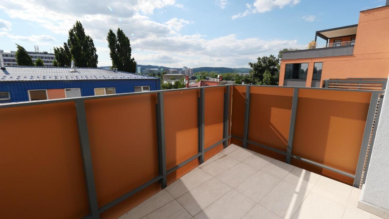 Air-Conditioned, 2 Room Apartment With Terrace ブラチスラヴァ エクステリア 写真