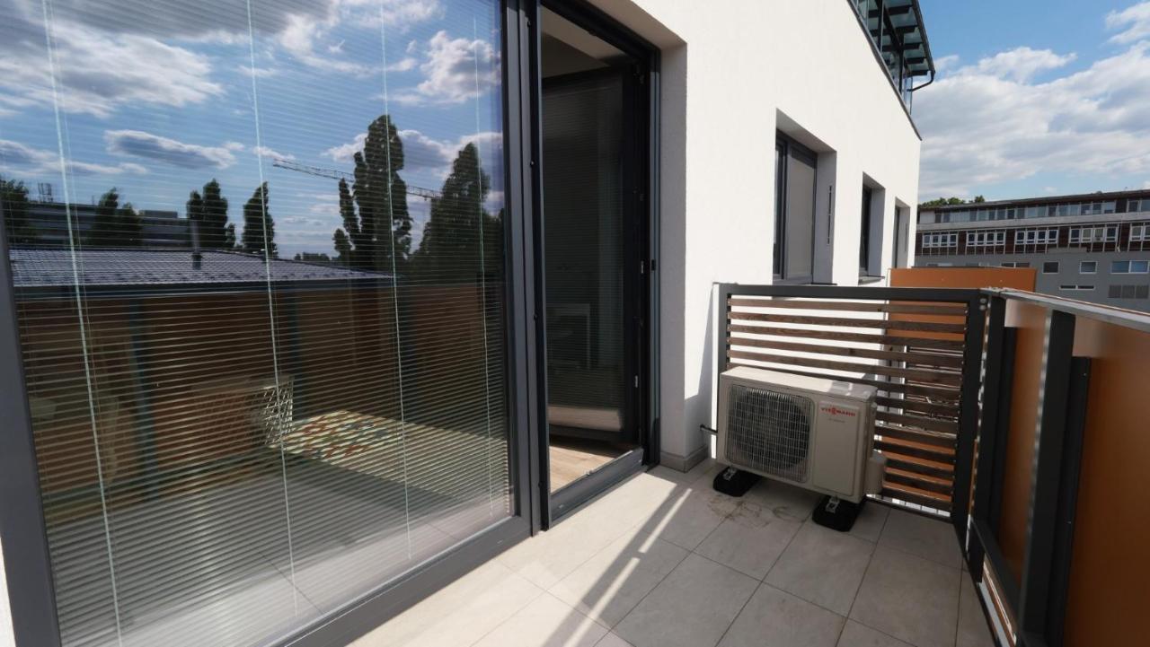 Air-Conditioned, 2 Room Apartment With Terrace ブラチスラヴァ エクステリア 写真