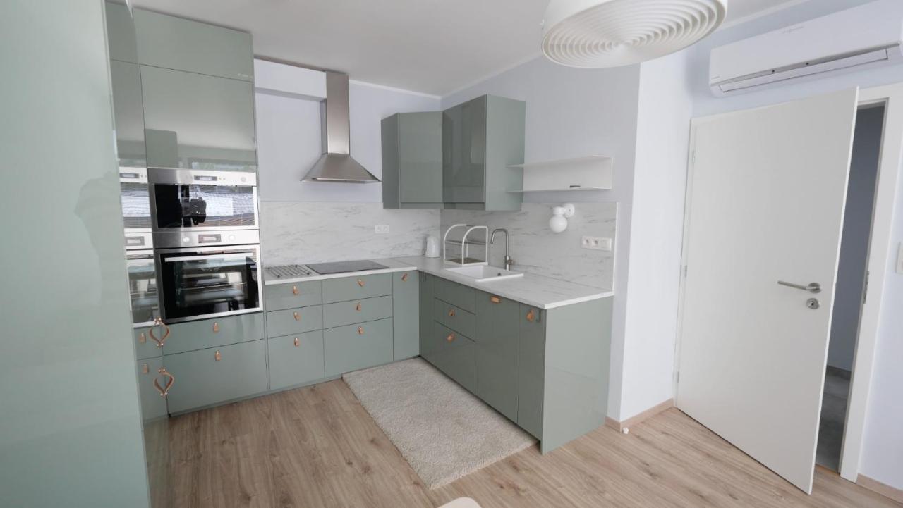Air-Conditioned, 2 Room Apartment With Terrace ブラチスラヴァ エクステリア 写真