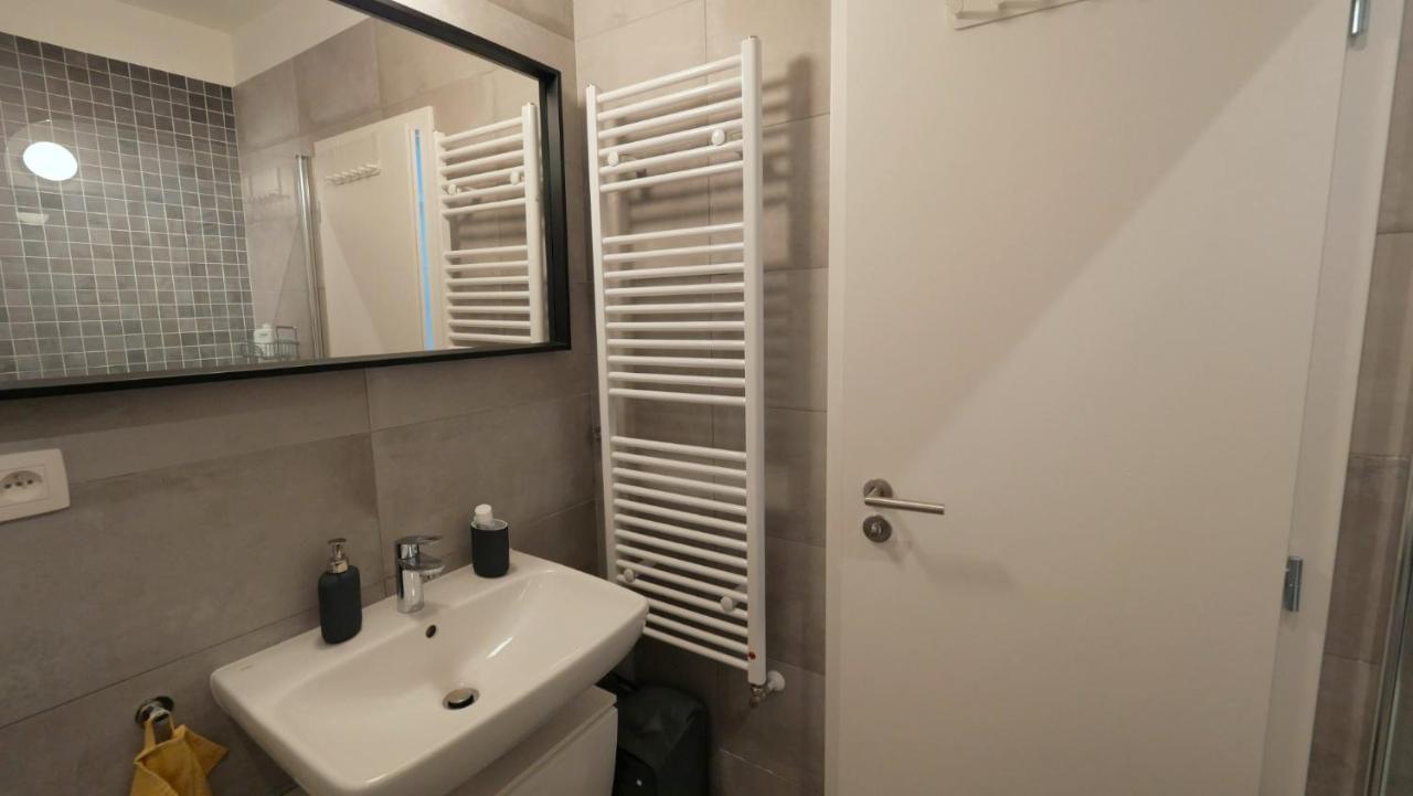 Air-Conditioned, 2 Room Apartment With Terrace ブラチスラヴァ エクステリア 写真