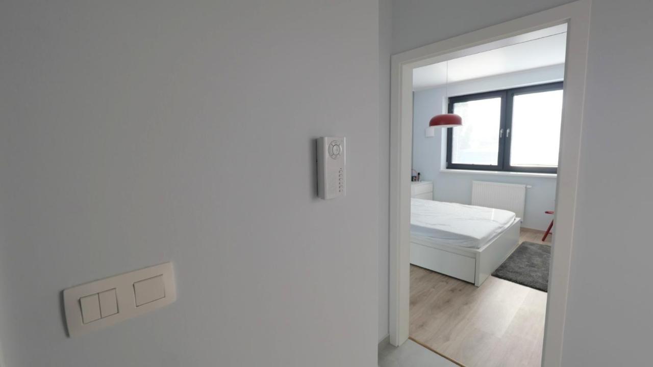 Air-Conditioned, 2 Room Apartment With Terrace ブラチスラヴァ エクステリア 写真