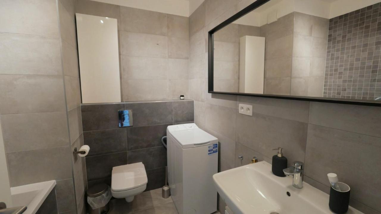 Air-Conditioned, 2 Room Apartment With Terrace ブラチスラヴァ エクステリア 写真