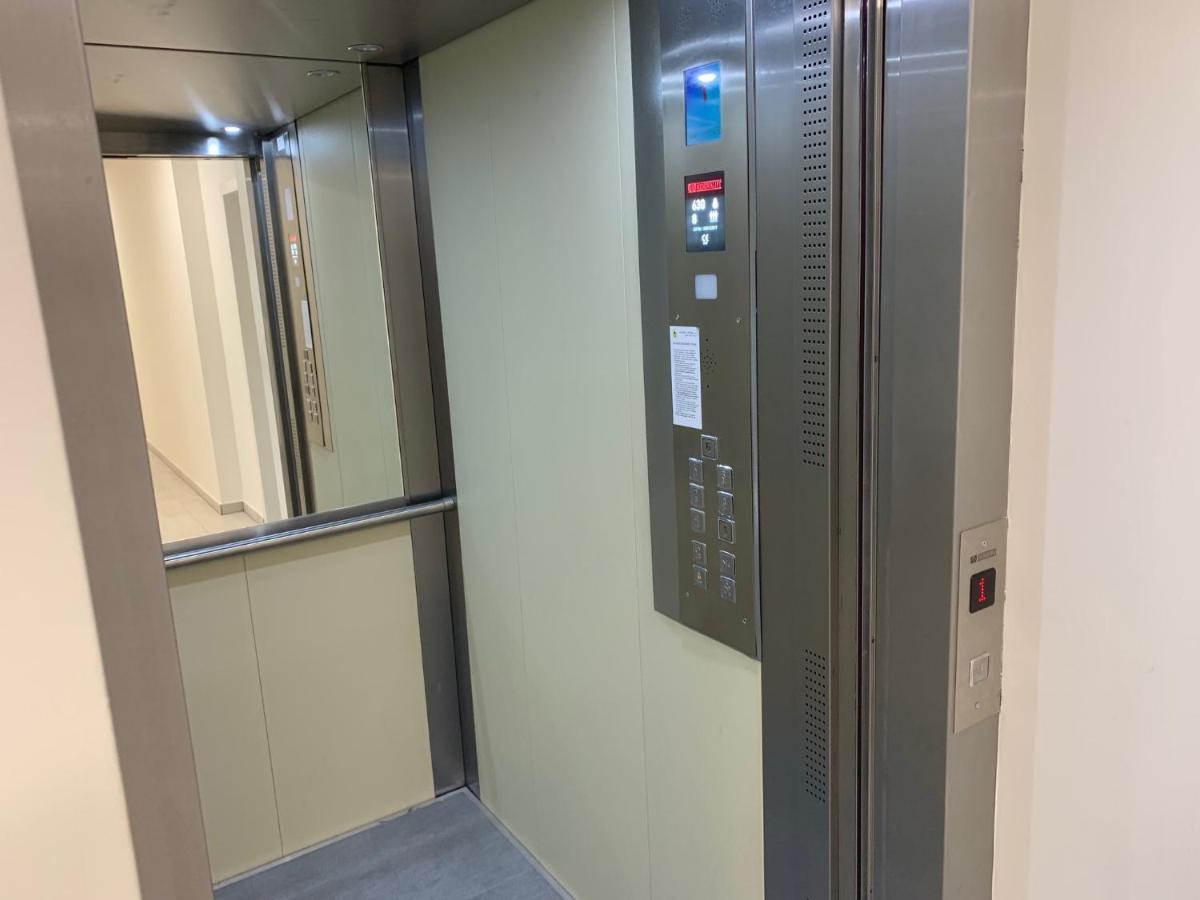 Air-Conditioned, 2 Room Apartment With Terrace ブラチスラヴァ エクステリア 写真