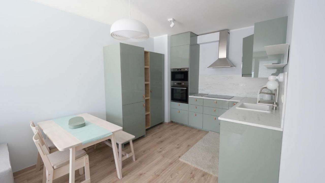 Air-Conditioned, 2 Room Apartment With Terrace ブラチスラヴァ エクステリア 写真