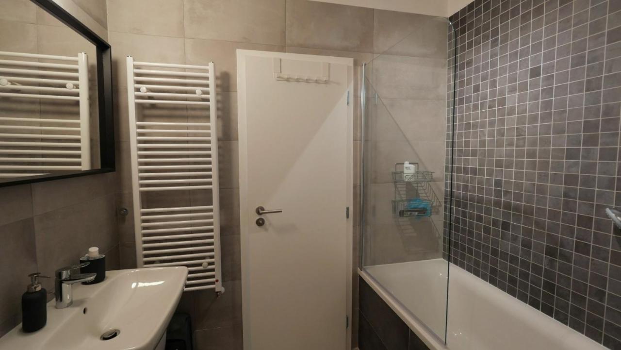 Air-Conditioned, 2 Room Apartment With Terrace ブラチスラヴァ エクステリア 写真